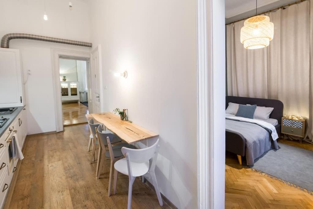 No.8: Lovely & Cosy 3-Room Heart Of The City 蒂米什瓦拉 外观 照片